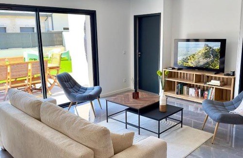 Charmes-sur-Rhone Villa | La Charmésienne - Modern villa with pool