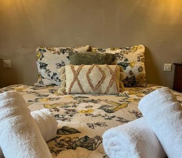 Villeneuve-sur-Allier Hotel | La Chaumière DE L'EAU SAUVAGE