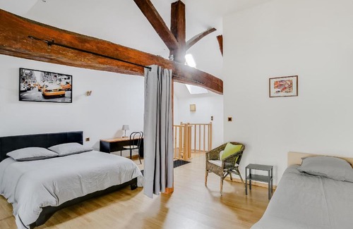 Cremieu Apartment | La cour de Cremieu