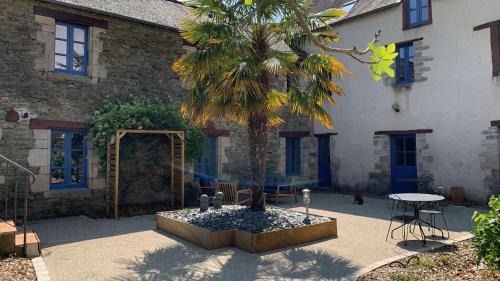 Josselin House | La cour des Ursulines