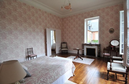 Villeneuve-sur-Allier Bed & Breakfast | La Demeure d'Aglaë