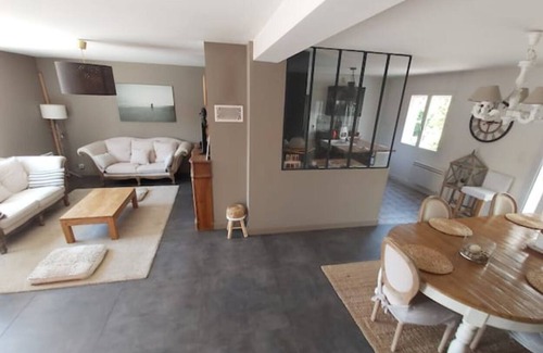 Sainte-Foy-d'Aigrefeuille Villa | La Figueraie Villa au Bord D'un lac