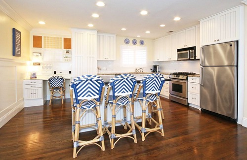 Beach Barber Tract House | La Jolla Beach Home: Sauna, Cold Plunge, Jacuzzi. 3 mins walk to Windansea Beach