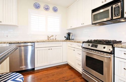 Beach Barber Tract House | La Jolla Beach Home: Sauna, Cold Plunge, Jacuzzi. 3 mins walk to Windansea Beach