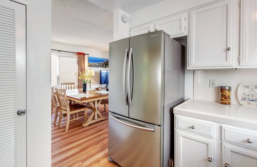 La Jolla Shores Apartment | La Jolla Shores 'Ocean Breeze Getaway', large patio, partial ocean view,sunsets