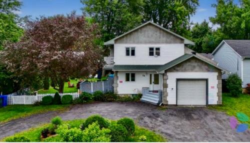 Sainte-Anne-de-Sabrevois House | La Maison 4 saisons, Chambre Printemps