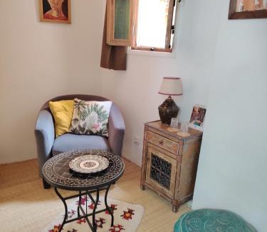 Quettanine House | La Maison des Amis