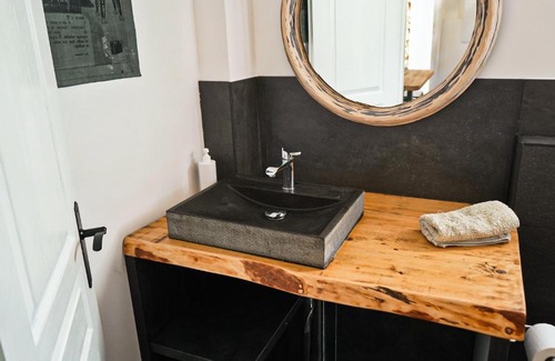 Les Moulins House | La Maison Des Artistes