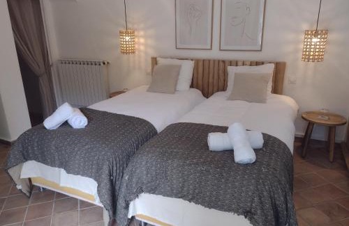 Saint-Genies-de-Malgoires House | La Maison Des Autres, piscine chauffée, chambres d'hôtes proches Uzès, Nîmes, Pont du Gard, Table d'hôtes d'octobre à fin avril sur réservation