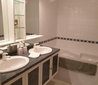 Val de Gatine Bed & Breakfast | La Maison prés du ruisseau Chambre jaune