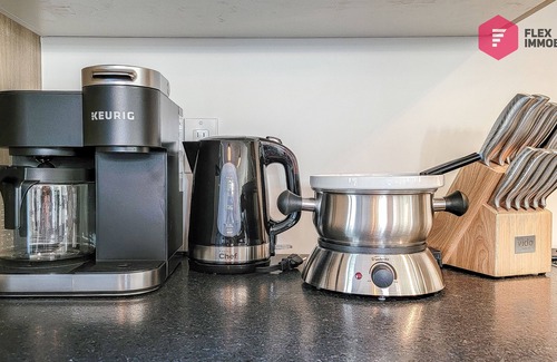 Pont-Rouge Ski Chalet | ⭐ La Marie-Clémentine de Portneuf 🍊 Private hot tub, Pool & Billard ⭐