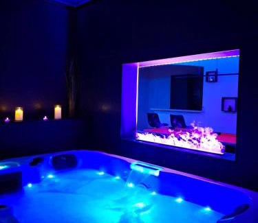 Roquebrune-sur-Argens House | LA NUIT DES SECRETS Love Room 4 étoiles avec Jacuzzi et Sauna