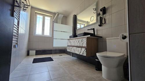 Drancy Apartment | La suite rouge