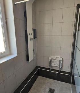 Drancy Apartment | La suite rouge