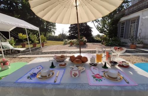 Mareuil-Sur-Lay-Dissais Bed & Breakfast | La Suite Venise au Château de Saint-André