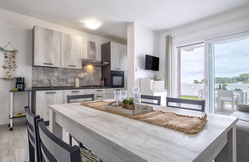 La Muddizza Apartment | La terrazza sulla piscina by Interhome