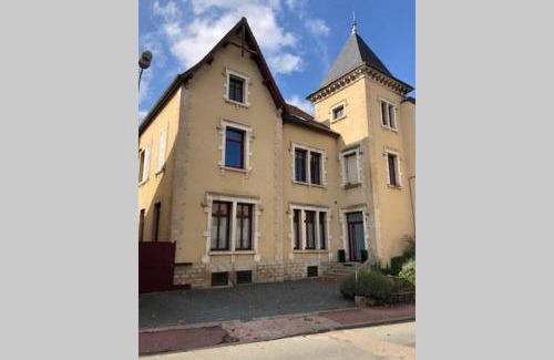 Toulon-sur-Arroux Apartment | La Tranquillité au Centre.