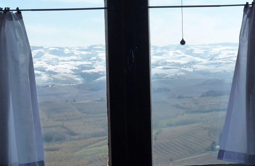 Verduno Apartment | La Vigna del Parroco 'Azzurro' Country house with swimming pool and free Wi-Fi