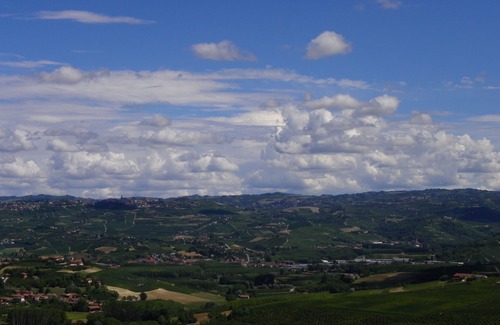 Verduno Apartment | La Vigna del Parroco 'Azzurro' Country house with swimming pool and free Wi-Fi