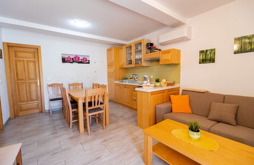 Metlika House | LAHINJA & KOLPA RIVER APARTMENT up to 8 pax, heated pool, sauna, jacuzzi