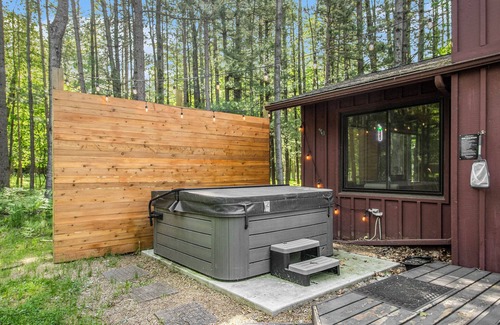 Canadian Lakes Cottage | Lake Access Cabin with HotTub, Firepit and Indoor Pool Access