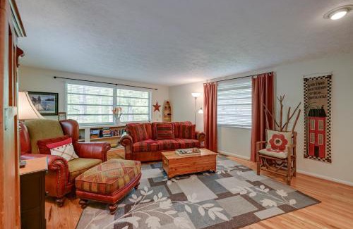 Hiawassee House | Lake Chatuge Cottage with Treetop Mountain Views!