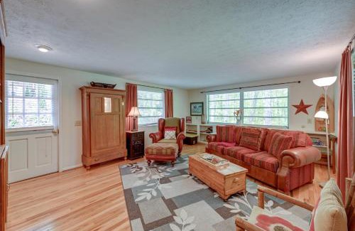 Hiawassee House | Lake Chatuge Cottage with Treetop Mountain Views!