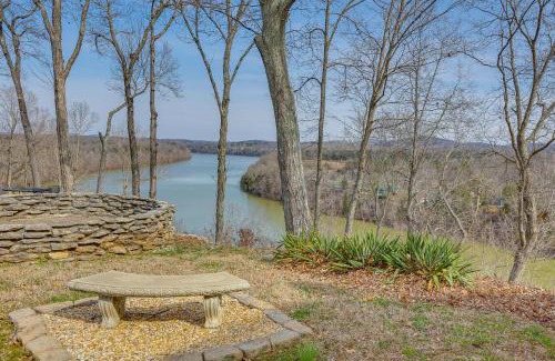 Bronston Apartment | Lake Cumberland Resort Condo with Direct Lake Access
