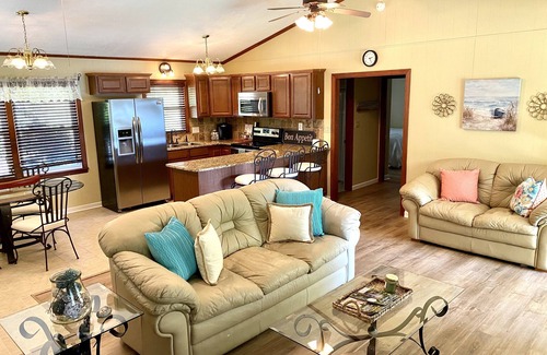 Mayhew House | ⭐️ LAKE DAZE ⭐️ Waterfront Lake Retreat & BYOB - Bring Your Own Boat!