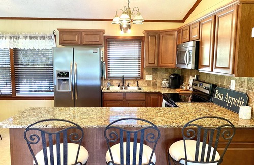 Mayhew House | ⭐️ LAKE DAZE ⭐️ Waterfront Lake Retreat & BYOB - Bring Your Own Boat!