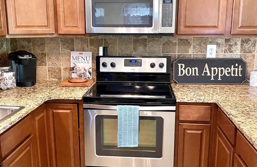 Mayhew House | ⭐️ LAKE DAZE ⭐️ Waterfront Lake Retreat & BYOB - Bring Your Own Boat!