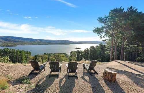 Mansfield House | Lake Eildon Retreat - Breathtaking Views - Sleeps 12