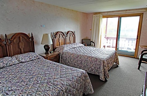 Copper Harbor Hotel | Lake Fanny Hooe Resort-2 Bed With Balcony #21 Hotel Room