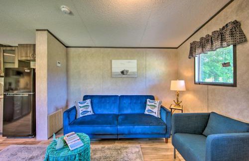 Alba House | Lake Fork Getaway Tiny Home in Alba with BBQ!