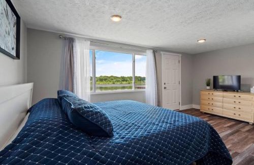 Portage Lakes House | Lake Front Hot Tub Fire Pit Sleeps 10