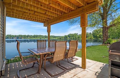 Portage Lakes House | Lake Front Hot Tub Fire Pit Sleeps 10