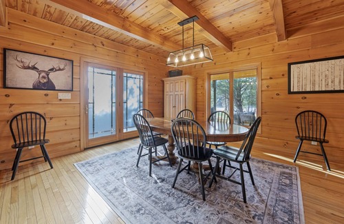 Algonquin Highlands House | Lake Front Muskoka Cott. to View the Fall Colours