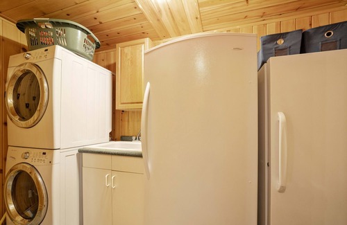 Algonquin Highlands House | Lake Front Muskoka Cott. to View the Fall Colours