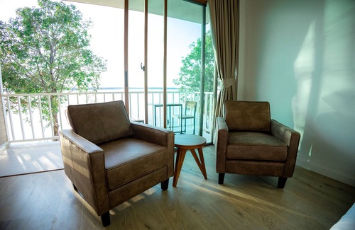 Bung Khong Long Hotel | Lake House Naka Cave