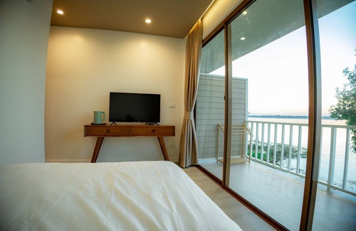 Bung Khong Long Hotel | Lake House Naka Cave