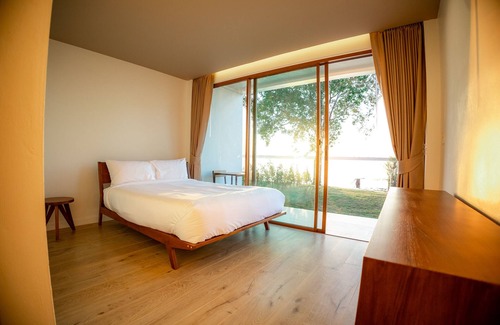 Bung Khong Long Hotel | Lake House Naka Cave