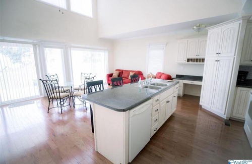 Athens House | Lake House with a View