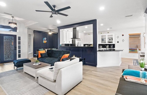 Seven Coves House | Lake life on the Shoreline - Sleeps 9 Guests and w/Pool and PS5