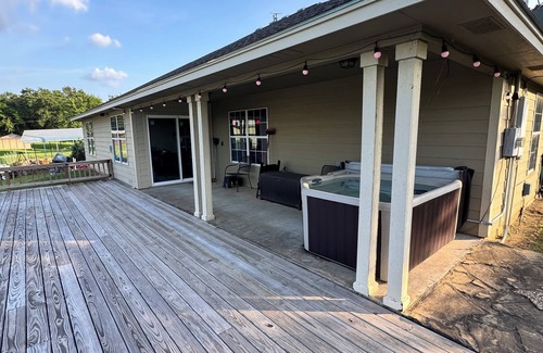 Jewett House | Lake Limestone Hideaway, Charming 3-bedroom house Pool, Hot Tub, WiFi in Jewett