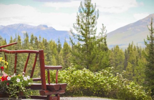 Lake Louise Cabin | Lake Louise Cozy Cabin | Fireplace & Balcony