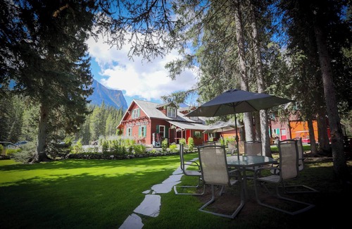 Lake Louise Cabin | Lake Louise Cozy Cabin | Fireplace & Balcony