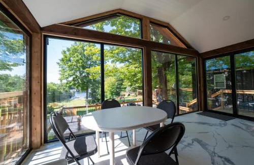 Muskoka Lakes House | Lake Muskoka Deluxe 2-bdrm Cottage - Pier 100 #60