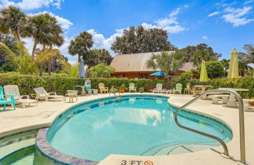 Okeechobee House | Lake Okeechobee Log Cabin with Community Pool and Dock