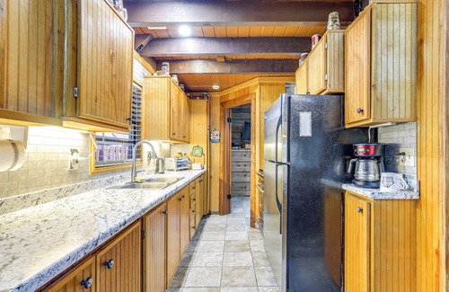 Okeechobee Cabin | Lake Okeechobee Log Cabin w/Community Pool & Dock