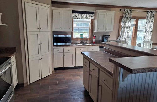 Chandler House | Lake Palestine Lakefront, Dock, Deck. 3 bd 2bt Large yard, Beautiful Sunrises